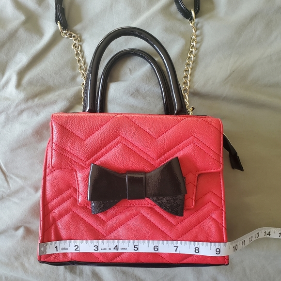 BETSEY JOHNSON | Zig Zag Pattern Sparkle Black Bow Gold Chain Crossbody Handbag - Picture 7 of 16